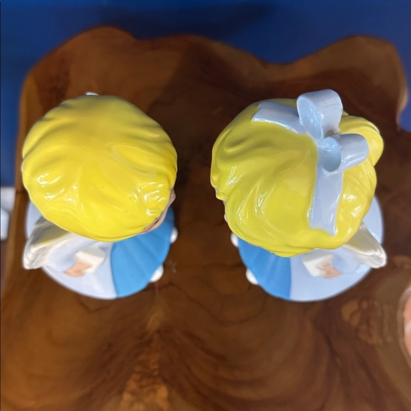 Vintage Set of Two Charming Kissing Angel Figurines in Blue and Yellow - Picture 8 of 8